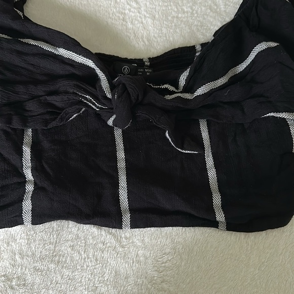 Volcom Black and White Ruffled Tie Front Crop Blouse - Picture 2 of 7